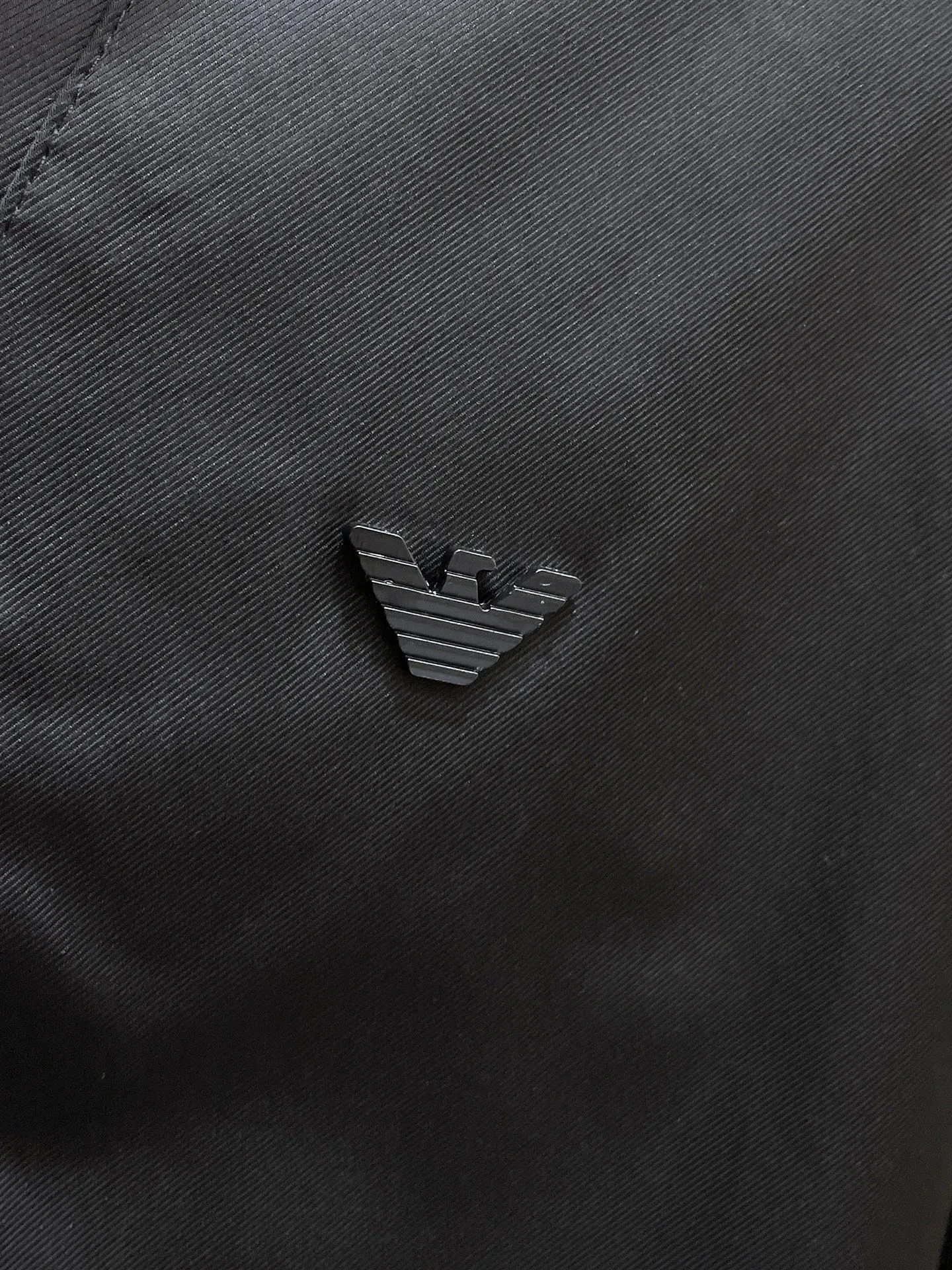 Armani official website Same Style, complete with three labels, on sale in advance. 2026 Autumn and Winter New Arrival men's jacket, Original with complete three labels, Premium version. Custom-made fabrics at the counter. Breathable, high comfort, impeccable details, brand element design concept, reflecting high quality. It feels delicate and soft, presents a casual cut, and has a great upper body shape. Sizes: M～3XL